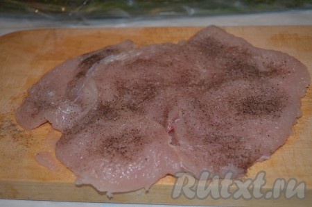 2 яйца предварительно отварить в воде в течение 8-10 минут с момента закипания, остудить и очистить. Каждое куриное филе аккуратно надрезать вдоль и развернуть, как книжку. Отбить, посолить и поперчить по вкусу.
