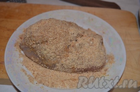 Затем этот куриный рулетик обвалять в панировочных сухарях. Аналогично сформировать куриный рулет с варёным яйцом из второго филе.
