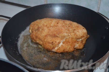 Обжарить рулетики на разогретой сковороде с добавлением растительного масла на среднем огне до образования румяной корочки со всех сторон.
