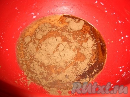 В горячем молоке растворить какао и кофе, дать слегка остыть.