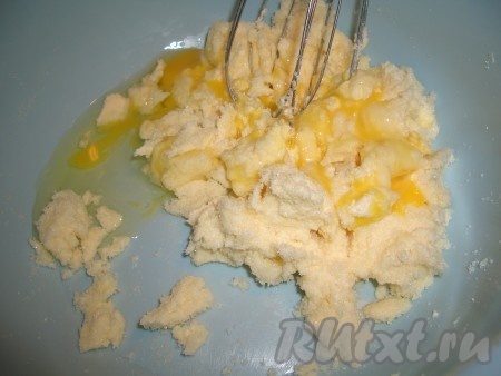 Размягченное масло или маргарин растереть с сахаром.