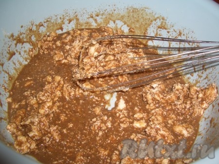 Добавить яйцо и теплую шоколадно-молочную смесь.