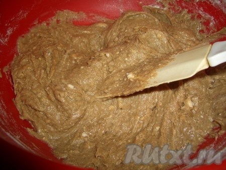 Муку просеять, смешать с солью, разрыхлителем. В сухую смесь постепенно добавить жидкую и хорошо вымешать.