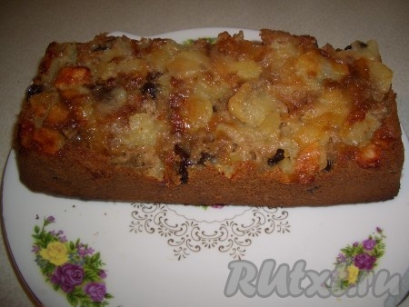 И перевернуть пирог "Перевертыш с яблоками и черносливом" на блюдо, чтобы яблоки были сверху.