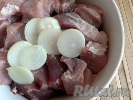 Крупные луковицы очистить, промыть и нарезать кольцами, добавить к мясу.