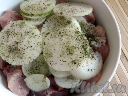 К мясу с луком всыпать соль, чёрный молотый перец и специи по вкусу, влить уксус. Я обязательно пробую маринад на вкус, возможно, придётся что-нибудь добавить. Однако, количество уксуса лучше не увеличивать, чтобы не пересушить свинину. Тщательно перемешать лук и мясо.