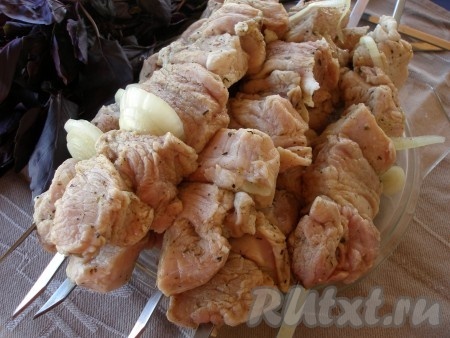 Мариновать шашлык из свинины в уксусе и луке 2-3 часа в прохладном месте. Затем нанизать кусочки мяса на шампуры, чередуя с луком.