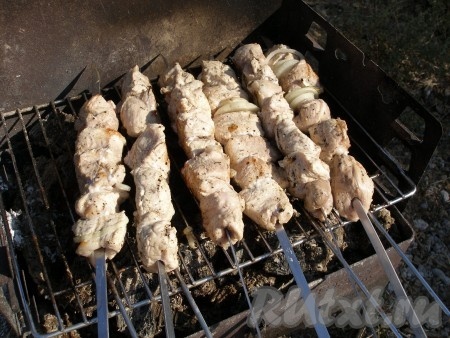 В мангале сжечь дрова до углей. Жарить шашлык на седых углях без прямого огня до готовности.