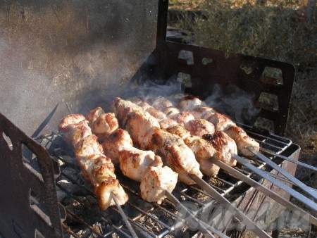 Жарим периодически переворачивая шампуры, чтобы мясо не пригорело (продолжительность жарки зависит от жара углей, обычно свинина готовится около 20 минут). Готовность проверить, надрезав кусочек мяса ножом, если из разреза выделяется прозрачный сок, в нём нет примесей крови, значит свинина готова.