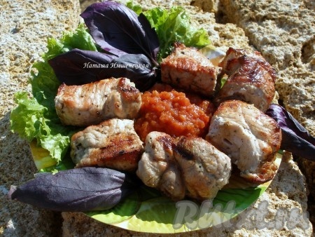 Шашлык из свинины, маринованный в уксусе и луке, готов. Он получился очень сочным, ароматным и вкусным. Я подала шашлык со свежей зеленью, овощами и домашним томатным соусом.