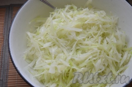 Нашинковать капусту, отварить в кипящей воде 3 минуты, воду слить.