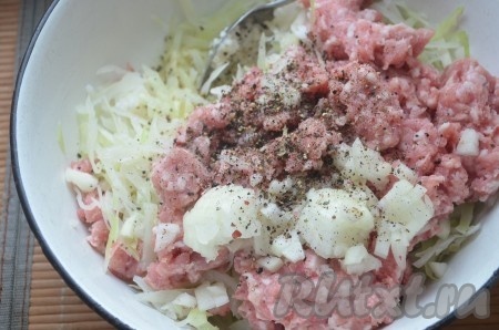 Добавить к рису и капусте мясной фарш, мелко порезанную одну луковицу, посолить и поперчить.