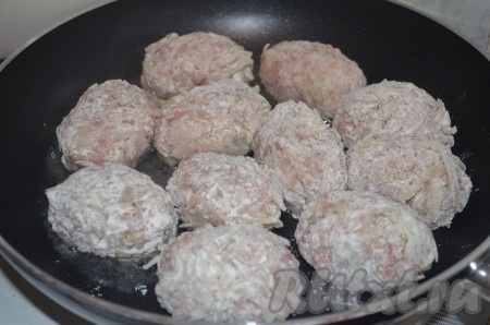 Сформировать из фарша котлеты, обмакнуть в муке, обжарить на растительном масле 3-5 минут.