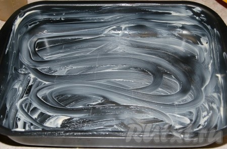 Подходящую по размеру форму смазать сливочным маслом (или маргарином).