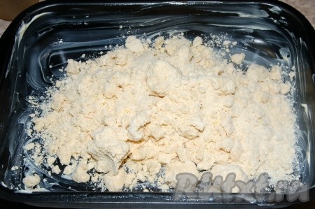 В форму выложить полученное тесто из крошки.