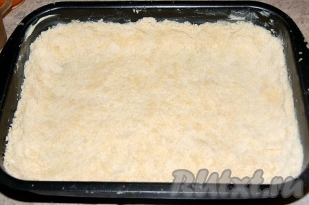 Равномерно распределить его по всей форме и отправить в заранее нагретую до 180 градусов духовку на 20 минут.