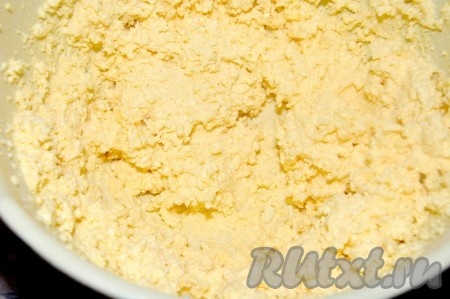 По одному вбить яйца, каждый раз тщательно перемешивая творожную массу ложкой. При желании, если творог неоднородный, взбить массу погружным блендером.