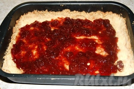 Когда корж станет светло-коричневого цвета (примерно, через 20 минут после начала выпечки), вытащить его из духовки и покрыть клубничным вареньем (вместо клубничного варенья можно взять любое на ваш вкус).