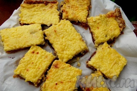 Выпечку немного остужаем, нарезаем на порции и идём пить чай. Вот так очень просто можно испечь в духовке наивкуснейший пирог с начинкой из творога и варенья.