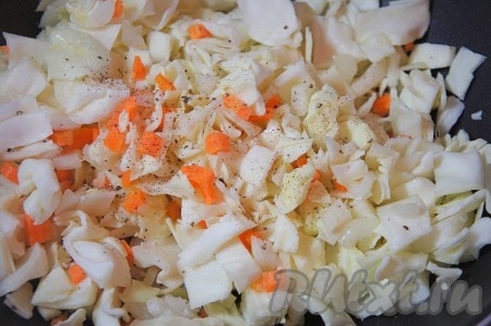 Добавить растительное масло, соль, специи и поставить на средний огонь. Готовить 5-7 минут при периодическом помешивании.