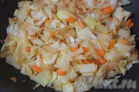 Добавить 2-3 столовые ложки воды, убавить огонь, накрыть крышкой и тушить капусту ещё около 7-10 минут.