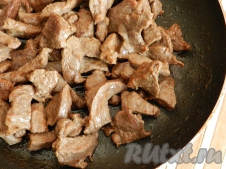 Обжарить мясо на разогретом растительном масле до румяной корочки.