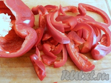 Нарезать перец.