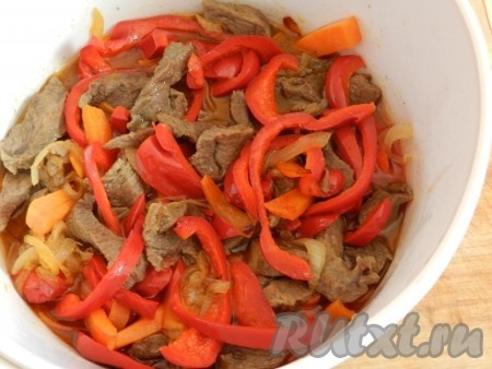 Переложить обжаренную говядину и овощи в кастрюлю, добавить воды, чтобы она покрыла мясо и тушить до готовности примерно 1 час.