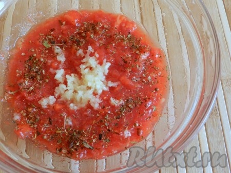 Помидор натереть на терке, добавить пропущенный через пресс чеснок и специи.
