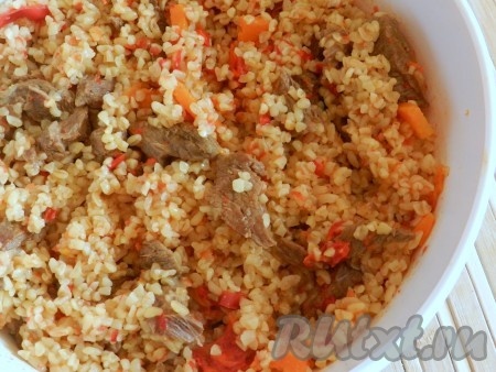 Уменьшить огонь и готовить, не накрывая крышкой, около 15 минут, пока булгур не размягчится. При необходимости добавлять воду.