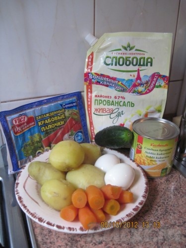 Картошку и морковь сварить заранее, не очищая от кожуры (на это потребуется минут 20-25, готовые овощи должны легко прокалываться вилкой). Яйца сварить вкрутую (отваривать нужно минут 8-10 с начала кипения воды). Картошку, яйца, морковь остудить и очистить.
