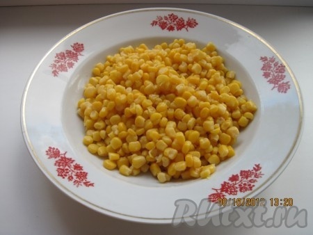 Открыть банку кукурузы, жидкость слить.
