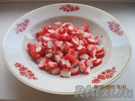 Если крабовые палочки заморожены, разморозить их, освободить от слюды и нарезать.
