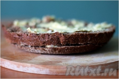 Соедините два коржа, положив один на другой.