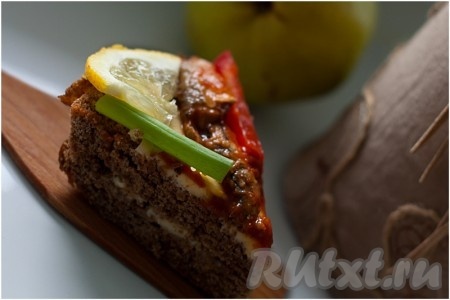 Готовый бутербродный торт поставьте в холодильник на 2 часа, чтобы он пропитался.