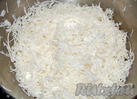 Свежую капусту тонко настругать.