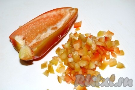 Сладкий перец очистить от семян и нарезать мелкими кубиками.