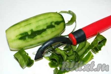 Если огурец толстокожий, очистить его от кожуры.