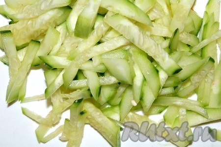 Очищенный огурец нарезать тонкими брусочками.