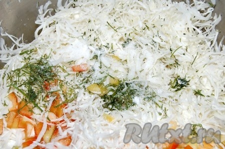 Добавить в капусту нарезанные сладкий перец и укроп, соль, сахар, уксус и аккуратно перемешать.