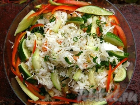 Салат из свежей капусты с огурцом, болгарским перцем, заправленный уксусом и растительным маслом, готов. Украсить это вкусное, сочное постное блюдо можно кусочками перца, свежего огурчика, мелко нарезанным зелёным луком. Этот простой салатик готовится за считанные минуты, а получается отличным, попробуйте!