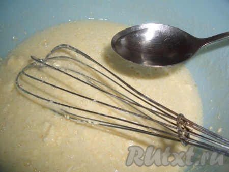 Добавить размягченное масло, перемешать. Влить уксус, опять перемешать.