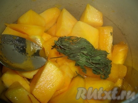 Тыкву очистить, нарезать кусками. В кастрюлю налить воды, положить тыкву, сахар и мяту. На среднем огне под крышкой упаривать до готовности, чтобы тыква стала мягкой.