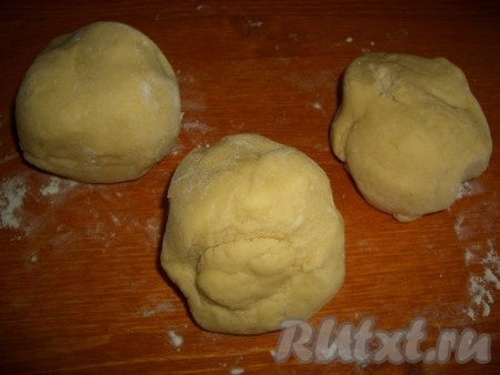 Тесто разделить на три части.