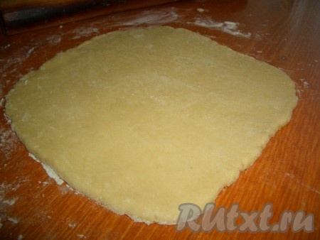 Каждую часть теста раскатать в пласт толщиной 1 см.