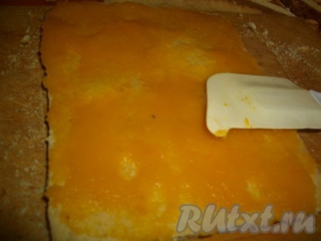 Остывшие коржи промазать тыквенным пюре, сложить друг на друга. Обсыпать пирог с тыквой крошкой и нарезать ромбиками.