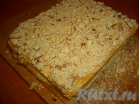 Остывшие коржи промазать тыквенным пюре, сложить друг на друга. Обсыпать пирог с тыквой крошкой и нарезать ромбиками.