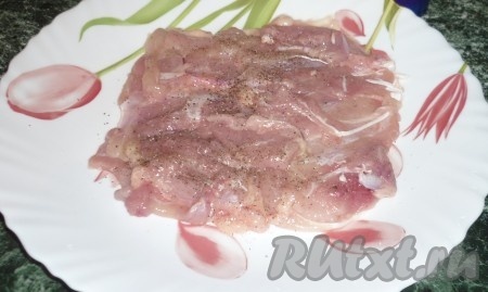 Окорочка освободить от костей, снять кожу. Подготовленное мясо посолить, поперчить.