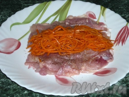 Выложить на середину второго окорочка корейскую морковку.