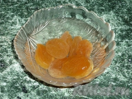 Курагу промыть и замочить в горячей воде.